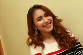 Dia menjadi terkenal saat menyanyikan lagu utamanya yang berjudul geol ajep ajep dan alamat palsu. Biografi Ayu Ting Ting Izbio