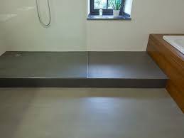 Klar Strukturiertes Und Minimalistisch Gestaltetes Badezimmer Mit Mineralischem Bodenbelag Begehbare Dusche Mit Spritzschutz Aus Bodenbelag Bad Bad Badezimmer