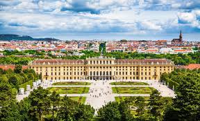 Das eindrucksvolle schloss schönbrunn wird auch als das versailles von österreich bezeichnet und ist eine der meist besuchten sehenswürdigkeiten wiens. Sisi Schloss In Wien Schloss Schonbrunn In Wien Reiseziele Reisen Schonbrunn