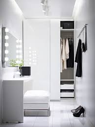 Bialy Przedpokoj Z Biala Podloga Biala Szafa Z Przesuwnymi Drzwiami Bialy Puf Z Konsolka Lovingit Pl Small Dressing Rooms Closet Design Ikea Pax Wardrobe