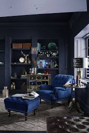 Wohnzimmer Dunkle Wande Blaue Stuhle Regal Dekorieren Dark Living Rooms Dark Walls Living Room Blue Living Room