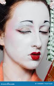 Femme Dans Le Maquillage De Geisha Et Un Kimono Japonais Traditionnel  Studio, D'intérieur Photo stock - Image du mode, imagination: 114002890