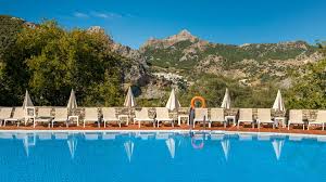 Surrounded by mountains and green manicured lawns, fuerte grazalema is a charming countryside hotel located in the the heart of the sierra de grazalema natural park. Ein Landhotel In Andalusien Grazalema Hotel Fuerte Grazalema