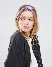 Kopftuch Binden Ideen Lila Haarband Offene Mittellange Haare Weisses Shirt Und Schwarze Jacke Sommerfrisuren Haarfrisuren Frisuren Mit Bandana