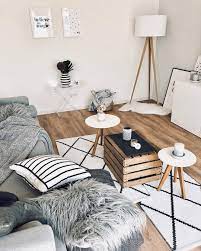 Eine Trendige Stehleuchte Ein Teppich Im Beniourain Look Eine Gallery Wall Ein Transparenter Bes Sofa Beistelltisch Skandinavische Wohnraume Wohnaccessoires