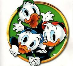 Huey, dewey, and louie) sind die neffen donald ducks und leben bei ihrem onkel in entenhausen.die drei sind pfadfinder beim fähnlein fieselschweif und haben stets das schlaue buch bei sich, welches die antworten zu fast allen gestellten und ungestellten fragen enthält. 3 Tick Trick Track 3 Disney Figuren Disney Zeichnungen Acrylmalerei Leinwand