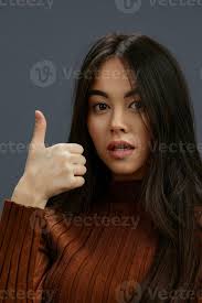 giovane donna Marrone maglione fascino in posa Sorridi moda isolato sfondo  22060323 Stock Photo su Vecteezy