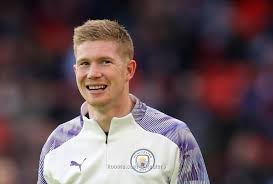ويبرز اسم مودريتش مرة جديدة في جائزة افضل لاعب خط وسط، وهو يتنافس عليها مع كل من زميله في ريال مدريد الالماني توني كروس، والبلجيكي كيفين دي بروين لاعب مانشستر سيتي الإنكليزي، ويدخل اسم الارجنتيني ليونيل ميسي الذي يغيب عن جائزة أفضل لاعب. Ø¯ÙŠ Ø¨Ø±ÙˆÙŠÙ† ÙŠØ±ØºØ¨ ÙÙŠ Ù…Ø²Ø§Ù…Ù„Ø© Ø±ÙˆÙ†Ø§Ù„Ø¯Ùˆ