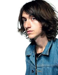 Hoy está cumpliendo años Alex Turner 🥳 Hoy el líder de una de las bandas  más importantes de los últimos años está festejando su cumpleaños 38, así  es, hablamos de Alex Turner,