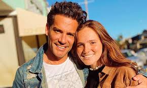 Cristián arriagada tuvo un romance con una actriz y reina de belleza. Cristian De La Fuente Fue Plantado En Su Debut En Revista Velvet Su Hija Tuvo Que Salvarlo Video