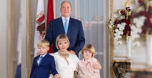 Born 25 january 1978) is the princess of monaco and a former olympic swimmer. Charlene Di Monaco Appare Con Una Presunta Parrucca Nella Foto Ufficiale
