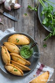 Empanadas Rezept Vegetarisch Mit Ziegenkase Balsamico Schalotten Und Mangold Pesto Nicest Things Rezepte Empanadas Rezept Vegetarisches Essen