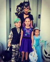 Leonore, nicolas und das baby prinzessin madeleine teilt erstes foto ihrer drei kinder am freitag brachte prinzessin madeleine ihr drittes kind zur welt. Prinzessin Madeline So Hat Ihre Familie Halloween Gefeiert