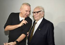 Il commence par des costumes de théâtres, puis c'est le triomphe de sa robe bulle qui fera le tour du. Jean Paul Gaultier Raconte Pierre Cardin Elle