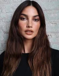 Caldi e avvolgente, i cinnamon hair (capelli cannella) si ottengono dall'equilibrato mix di nuance che vanno dal castano al rosso rame, uniti a . Capelli Cinnamon Hair Balyage Color Cannella Iodonna