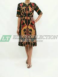 Kain tenun cual ini dibuat oleh para perajin dengan cara manual dan tradisional, akan menjadi kain yang indah dan dulunya sebagai pakaian kebesaran di lingkungan bangsawan muntok. Model Dress Kain Tenun Pigura