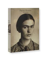 Read on for facts about the accident that changed her life, her famous romances, her exotic pets, and more. Frida Kahlo Sus Fotos Editorial Rm