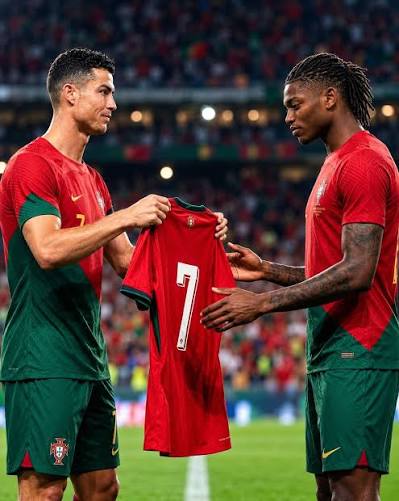 🔥🇵🇹 ¡RAFAEL LEÃO TOMA LA MÍTICA '7' DE PORTUGAL! Rafael Leão será el encargado de vestir el histórico dorsal 7 de Portugal ante Dinamarca, luego de la salida de Cristiano Ronaldo de