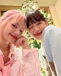 Lisa Minnie's Instagram, Twitter & Facebook