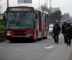 Los pasajeros de transmilenio, se encuentran sin movilizarse en el sur de la ciudad, esto por varios buses dañados, que dejo la protesta. Transmilenio Vuelve A Reportar Cierre De Estaciones Por Manifestaciones Y Altercados