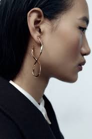 Adieu constellations de piercings, l'heure est aux monoboucles sculpturales