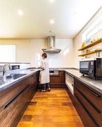 楽しいお家づくり サティスホーム岐阜さんはinstagramを利用しています コの字型のキッチン 作業スペース広々 収納もプラスで見た目もスッキリ 明日はリビング側からの 写真をpostします 5 26 日 １日限定の完成見 キッチン リビング キッチン