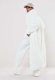 Tendance de la saison, ce manteau en fausse fourrure noir long est idéal pour rester au chaud avec style. Manteau Long Blanc Fausse Fourrure Premium From Missguided On 21 Buttons