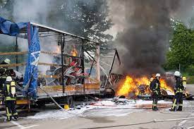 Sein wohnmobil ist am rastplatz urweltfunde an der a 8 bei weilheim an der teck komplett ausgebrannt. Wohnmobil Von Fernsehstar Geht In Flammen Auf Startseite Teckbote