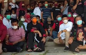 Hal ini membuat pemerintah yang awalnya hanya menggalakkan social distancing kini juga menegaskan masyarakat untuk selalu mengenakan masker. Kunjungan Ke Ponorogo Ini Pesan Ganjar Pranowo Untuk Paslon Sugiri Sancoko Lisdyarita Bangsa Online Cepat Lugas Dan Akurat