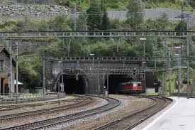 Gotthard tunner i quajtur  gotthard base tunnel  (gbt) kalon nëpër zemër të alpeve zvicerane dhe lidh kantonin zviceran qendror uri me jugun e vendit. Ferroequinologist De Gotthardtunnel