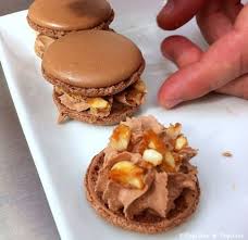 Recette De Macarons Au Chocolat Et Nougatine Recette Recette Macaron Gateaux Et Desserts Macaron Chocolat