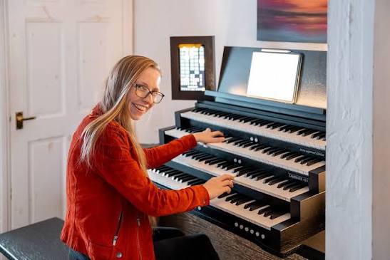 GUYS THIS IS THE MOST EXCITING DAY!!! I got a new organ!! Landed back into  Heathrow at 6:30 this morning - got home at 10, and then at 12 noon, this  beautiful
