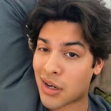 21 ideas de Xolo Maridueña para guardar hoy