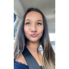 Lesleigh Saunders's Instagram, Twitter & Facebook