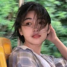 Nadia Bean's Instagram, Twitter & Facebook