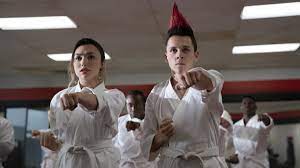 By pairing its emotional punches with stronger humor, cobra kai's third season finds itself in fine fighting form. Cobra Kai Auf Netflix Staffel 3 Der Karate Kid Fortsetzung Uberzeugt Medien Sz De