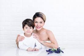 Ia dikenal sebagai selebriti saat masih sekolah, ia mengaku adalah anak yang kalem dan pintar. Profil Nikita Mirzani Model Seksi Yang Kini Sudah Punya 3 Anak Kumparan Com