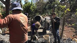 Nhân dân thôn 1 xã Dliê Yang làm đường giao thông nông thôn