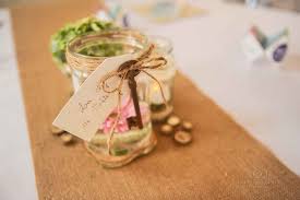 Décoration de table pour mariage, marque place original, pétales de roses pas cher, étiquette à dragée, centre de table, rond de serviette, fleurs décoratives. Plan De Table Champetre En Bois Happy To Be