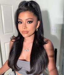 Ella Davidson's Instagram, Twitter & Facebook