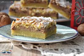 Mama ne facea de obicei prajitura raioasa cu gem de prune si nuca, caci fiind mai aproape de munte erau fructele care nu ne lipseau toamna. Reteta Video Prajitura Cu Gem Nuca Si Aluat Fraged Razuit Prajitura Raioasa Facebook