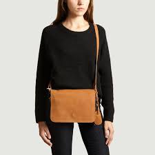 Le sac vanessa bruno iconique à double anse contrastante se décline aujourd'hui dans de nouveaux formats et matières originales. Sac Besace Lune Moyen En Cuir Cigare Vanessa Bruno L Exception