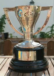 Finalmente, es el atlético de madrid el que levanta el trofeo de campeón en la liga española. Trofeo Liga Futbol Real Madrid Comprar Medallas Deportivas Antiguas Monedas Y Trofeos De Futbol En Todocoleccion 110058826