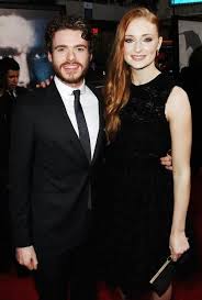 Emilia clarke height, emilia clarke style and fashion inspiration for petite women. Richard Madden Sophie Turner Richard Madden Game Of Thrones Premiere Hbo Game Of Thrones