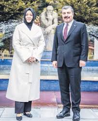 'hilal'ın kocası, pelikanın başı' görüşmede, ekşioğlu, sabah gazetesi yazarı hilal kaplan'ın eşi süheyb öğüt'ü kastederek, reisim pelikan'a girme. Hilal Kaplan On Twitter Bakkal Baba Ev Hanimi Annenin 6 Cocugunun En Buyugu Olarak Dunyaya Geldi Dereceyle Girdigi Tip Fakultesinden Bakan Olana Dek 7 Bin Calisanli Bir Hastane Zinciri 27