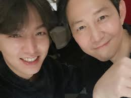 Viral Foto Lee Min Ho & Lee Jung Jae Pegangan Tangan, Kedekatannya Disorot