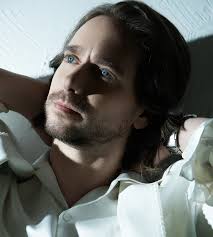 Stars in the sky, head in the clouds.. a piece of my mind, I'm peace of  mind; and it shows... daydream