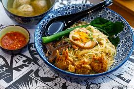 And damansara being da hangout spot for the crowd despite its parking and traffic madness, we can't stay away. Ru Di Fook Noodle Bar Kota Damansara