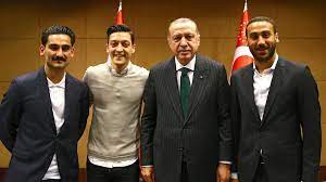 Türkiye gazetesi 6.351.295 views1 year ago. Verlauf Der Ozil Debatte Vom Erdogan Foto Bis Zum Rucktritt Tagesschau De