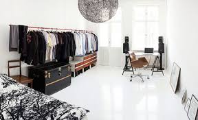 Mit unseren systemen lässt sich selbst aus herausfordernden wohnungen mit dachschrägen das beste herausholen. Wohnideen Einrichten Begehbarer Kleiderschrank Im Schlafzimmer Kleine Wohnung Berlin